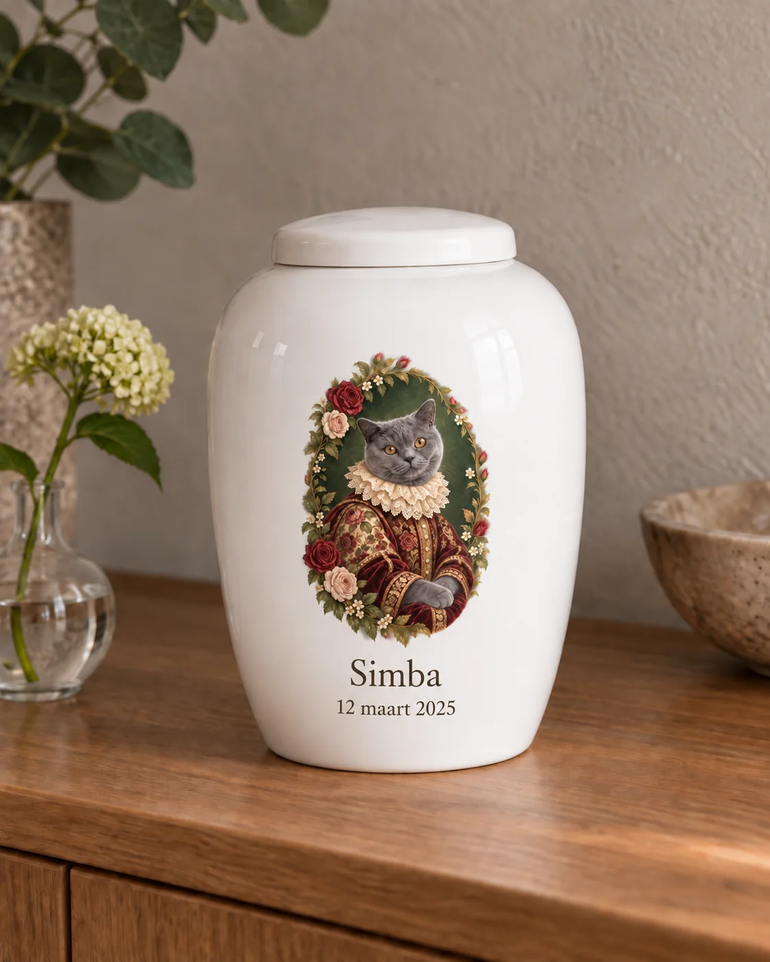 Witte urn met een Britse korthaar tussen de bloemen en de tekst Simba, 12 maart 2025